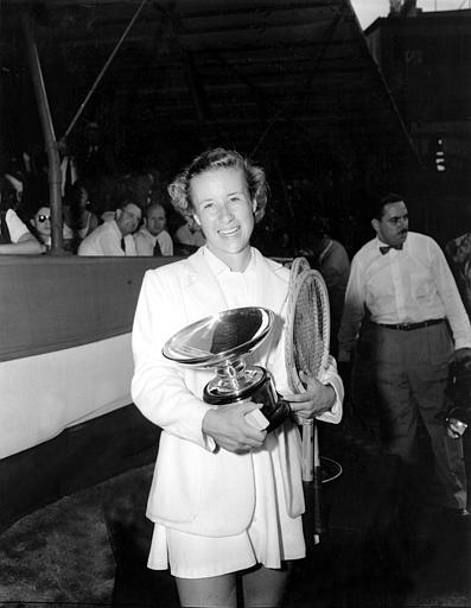 Con il trofeo vinto nel 1951 a Forest Hills. 